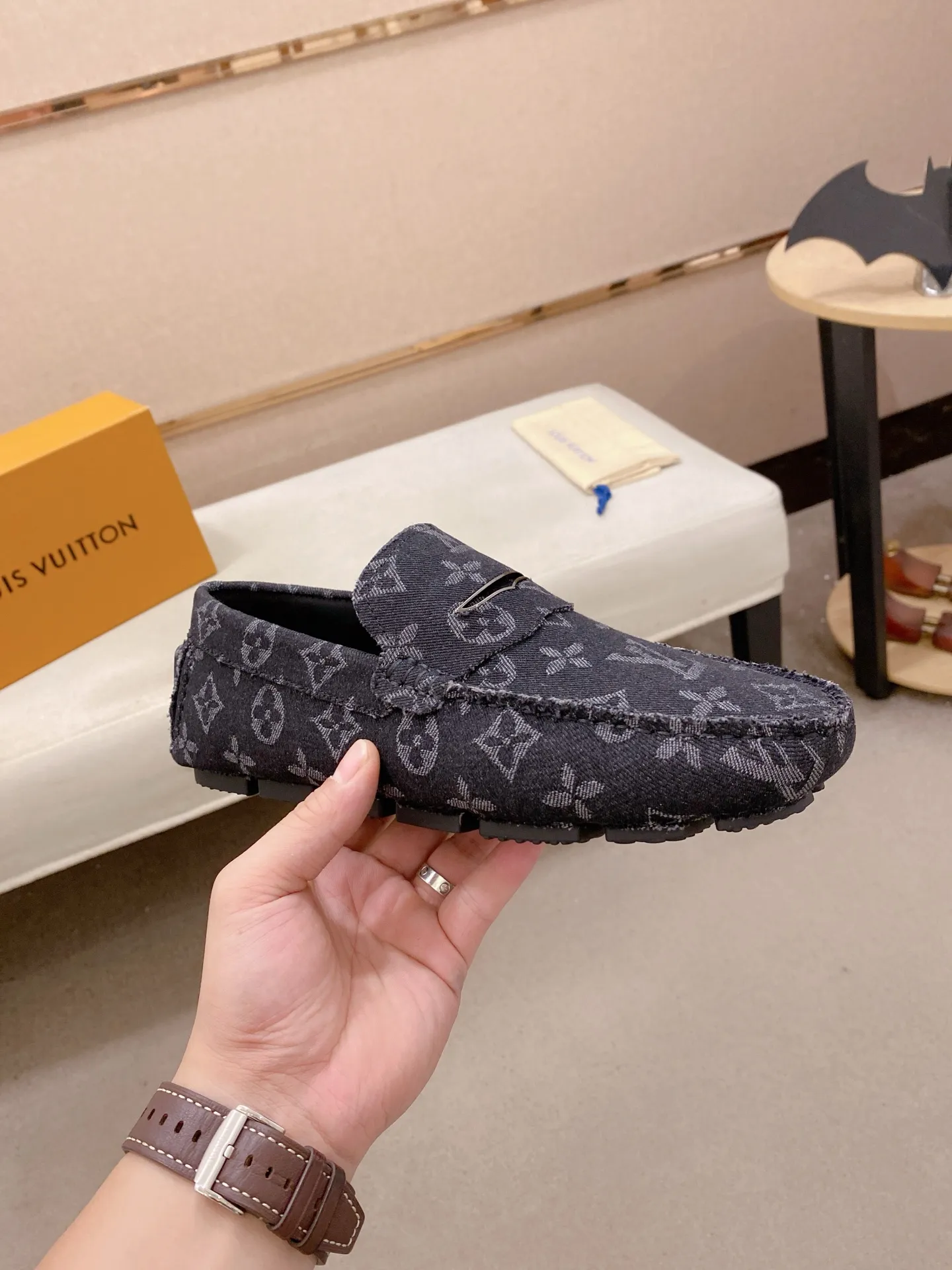 Factory price: 500💰High-end quality! LV 🆕🆕Exclusive hot-selling products in stock🔥🔥New products on the shelves, high-quality Ferragamo men's pea shoes, high-end casual driving shoes, with complete packaging! 💪 💪 Material: Imported official website one-to-one fabric 🐂 + Imported high-quality buffalo leather lining + wear-resistant outsole 👍🏻👍🏻 Features: High-end and comfortable, purely handmade 🚀 🚀 Create the perfect shoes that suit you best 🔥 🔥 Size: (38-44) 45 standard size can be customized!